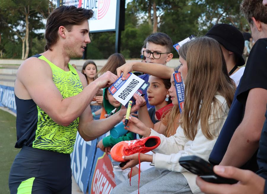 Two Dutch runners fall over in separate races at World Athletics  Championships, as Rohan Browning breaks 28-year Australian drought - ABC  News