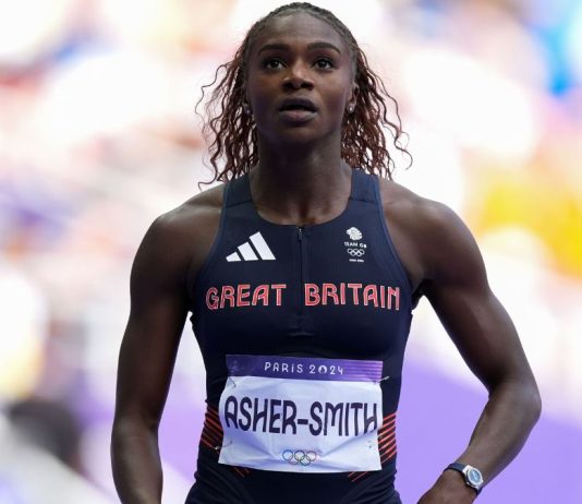 Dina Asher-Smith competed with determination in the 200m heats following her disappointment in not qualifying for the sprint final.